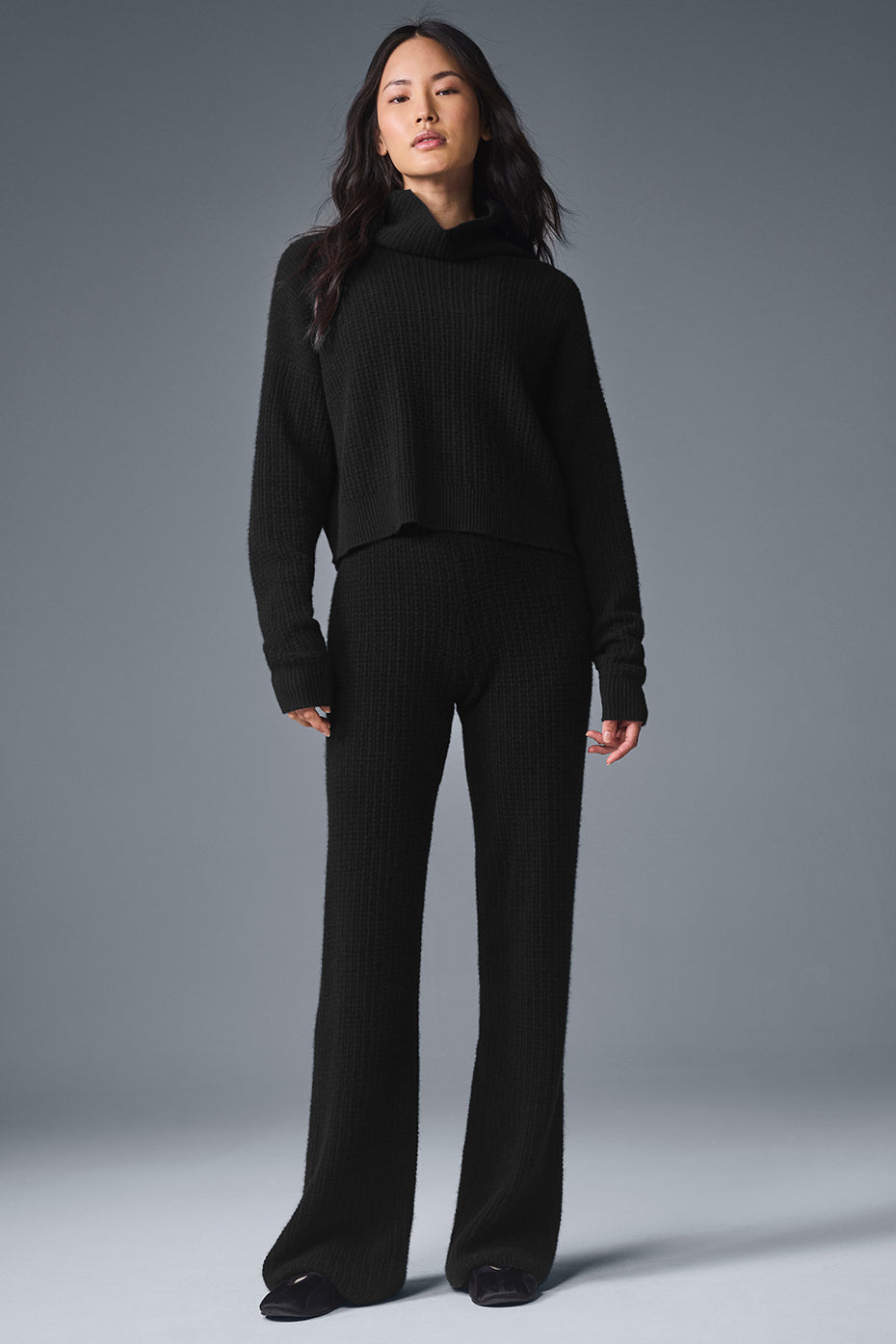 Alo Cashmere Plush Waffle Turtleneck Pullover - Black