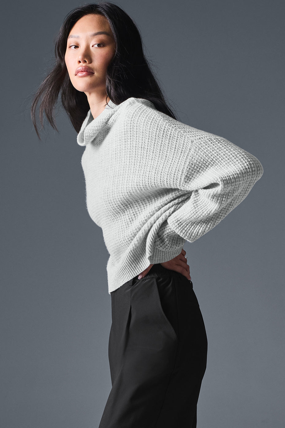 Alo Cashmere Plush Waffle Turtleneck Pullover - Athletic Heather Grey