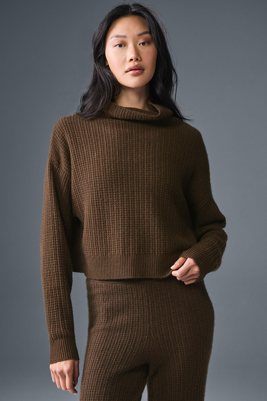 Alo Cashmere Plush Waffle Turtleneck Pullover - Espresso