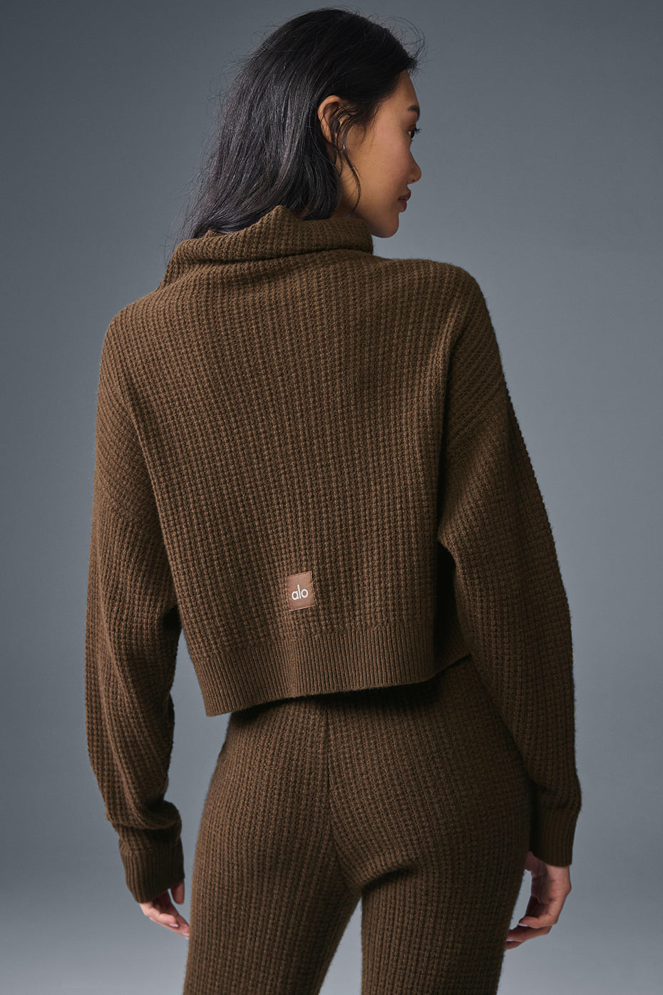 Alo Cashmere Plush Waffle Turtleneck Pullover - Espresso