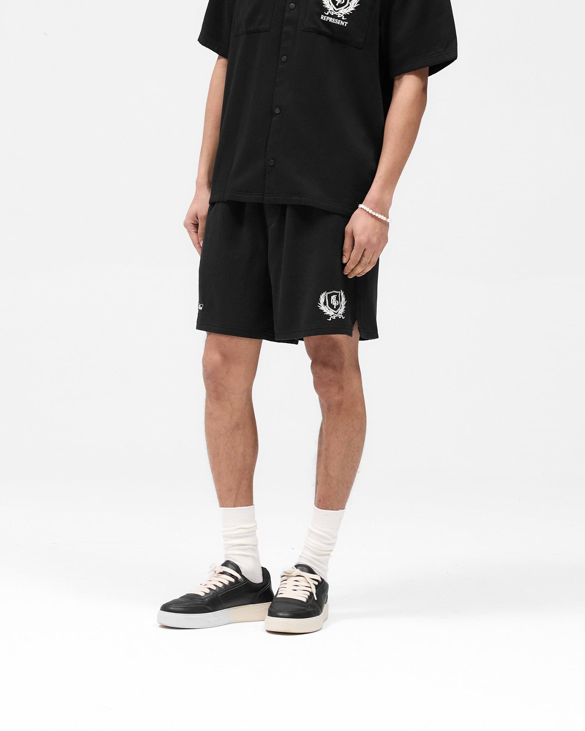 REPRESENT CREST SHORT