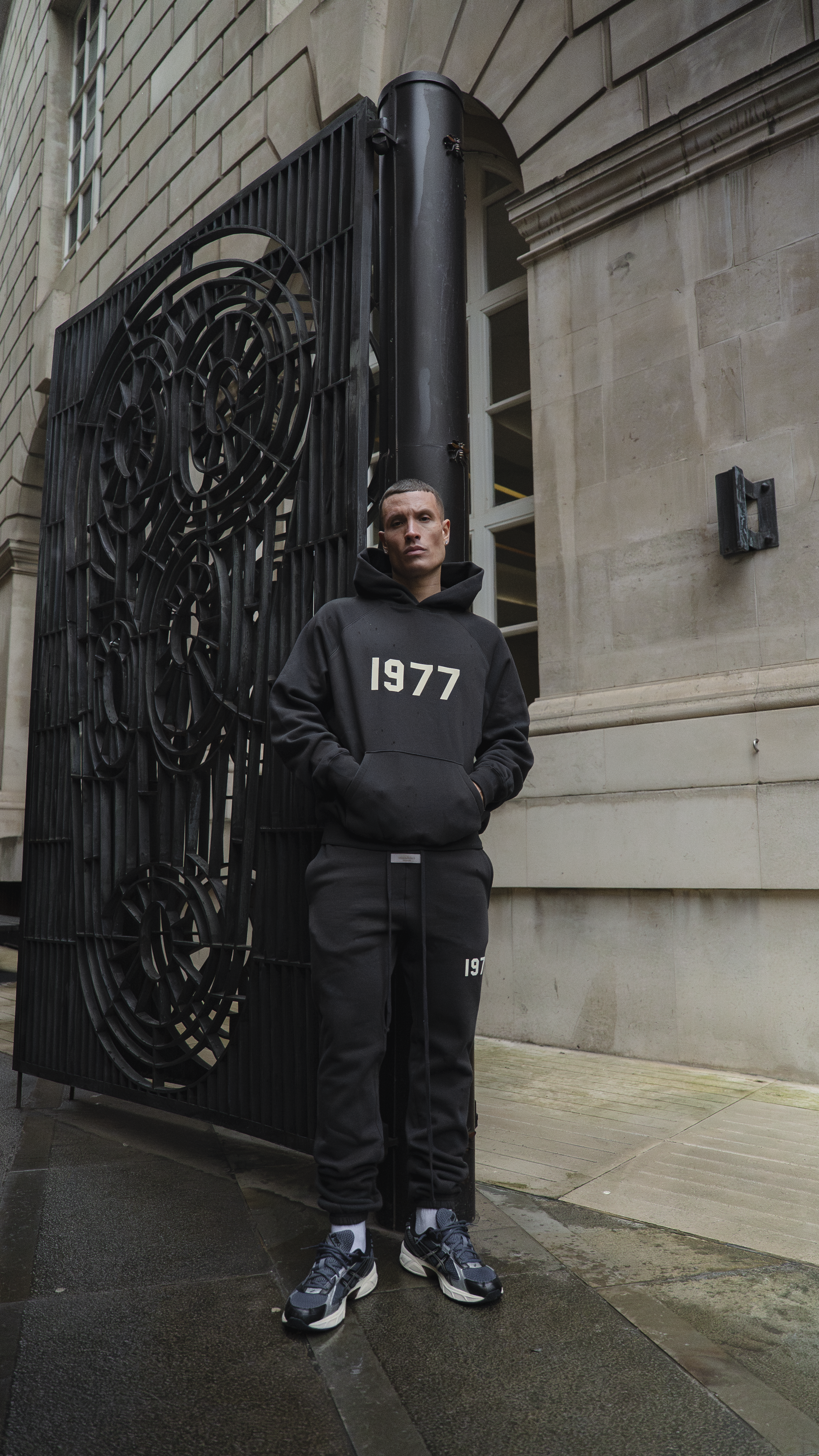 FEAR OF GOD ESSENTIALS 1977 CUFFED SWEATPANT - IRON